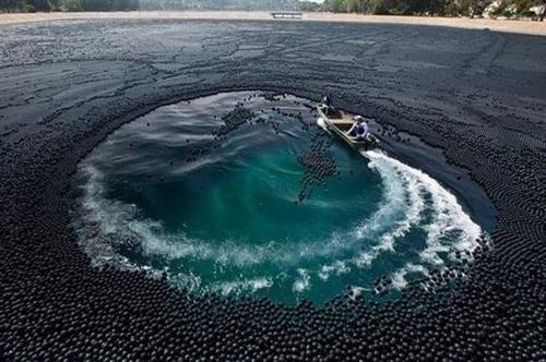 Hồ nước đen kì lạ được bao phủ bởi 400 nghìn quả bóng nhựa
