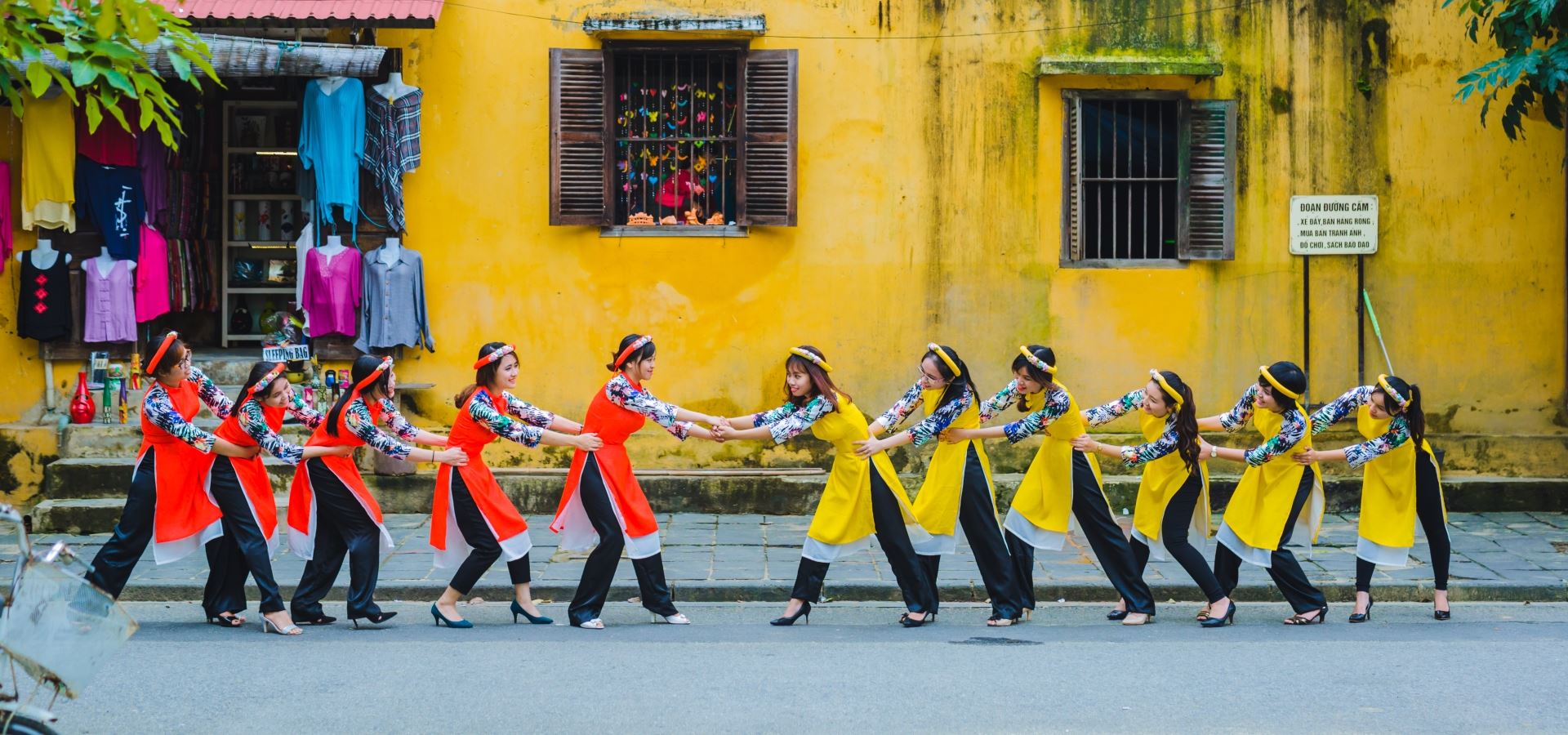 Áo dài cách tân nhiều màu